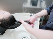 〈水素ヘッドスパ〉毛穴つまりを解消する頭皮クレンジングとトリートメントで地肌も髪も健やかに！