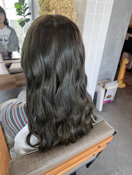 ティティ(TiTi) 柔らかいベージュカラー[TiTi_福田りの]