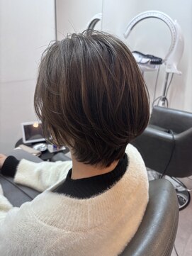 ナル(NaLu.) 白髪ぼかしカラー／大人ショート