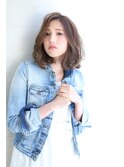 かきあげ前髪の大人っぽくびれミディアムスタイル