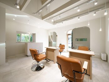 イトヘアー(i_to hair)の写真/暖かい日差しが差し込む開放的な空間で、日々の疲れを癒し、リラックスできるプライベートサロン。