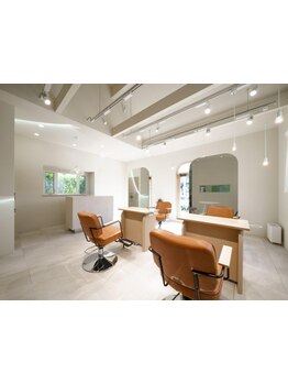 暖かい日差しが差し込む開放的な空間で、日々の疲れを癒し、リラックスできるプライベートサロン。