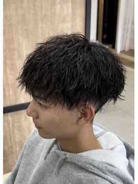 刈り上げツーブロック跳ねない縦落ちツイストスパイラルパーマ