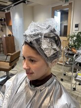 【カラー塗り終了時点】ブリーチを使ったハイライト（約10枚程）を入れ、全体を一色染めした状態です。