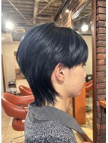 ヘアメイク フレンシア(hair make flencia)&nbsp;クールに決まる！美艶ブルーブラックのウルフ【061スタイル】