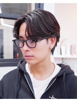 ベモ(NVEMO) ニュアンスパーマフェザーパーマセンターパートメガネに合う