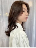 大人のミディアムヘアは「毛先ワンカール」で程よいトレンド感！