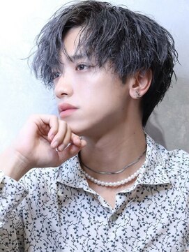 コンフィデンス メンズヘアー(confidence MEN'S HAIR) アッシュグレースパイラルパーマ かき上げセンターパート