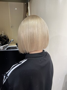 アミル(amiLe) ボブヘア/ホワイトブロンド/ブロンドベージュ