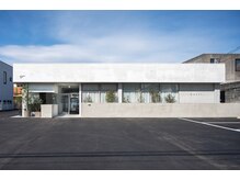 モルタルを基調としたシンプル&洗練な外観