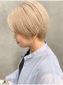 プラチナブロンド、ブロンドベージュ、ハンサムショート