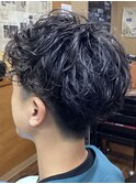 センターパートツーブロックパーマスタイル(アップバング)床屋