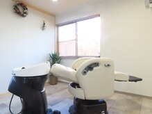 マカナ(macana)の雰囲気（シャンプー台一体型セット面でお客様の移動の負担を無くしました）