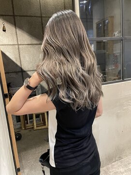 メリー(merry craftsman's factory) 外国人風バレイヤージュ、ハイライトカラーアッシュグレージュ