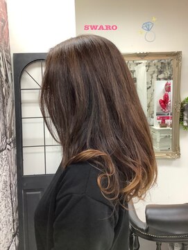 スワロ(SWARO) エレガントな巻き髪スタイル