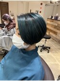 エメラルドグリーン