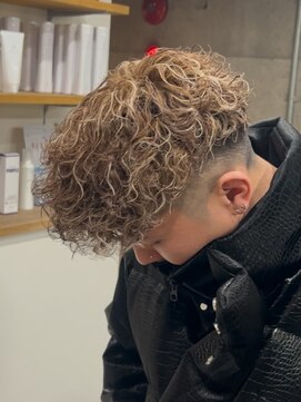 イーラ(era) スペインカール ツイストスパイラル眉カットメンズパーマ