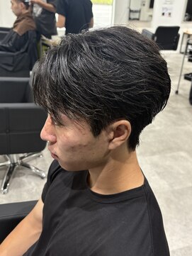 ヒュイル バイ ニアウ(Hwyl by Niau) メンズカットパーマフェザーパーマセンターパート刈り上げ