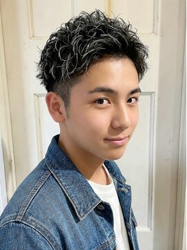 立体感UP◎シルバーメッシュ×メンズショート