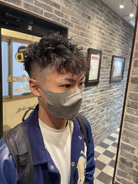 ミリオンバックス 御徒町店(Million Backs) スペインカール/スキンフェード/束感ショート<理容室>[メンズ]