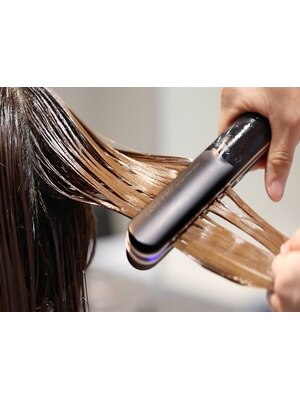 「Aujua」「oggiotto」人気の髪質改善トリートメントで、ダメージを補修して艶感をUP！理想の美髮へ導く。