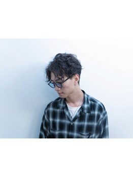 【スパイラル/ツイスト/ニュアンス】パーマデビューにおすすめ。理想の男にイメチェン。[五香/メンズ］