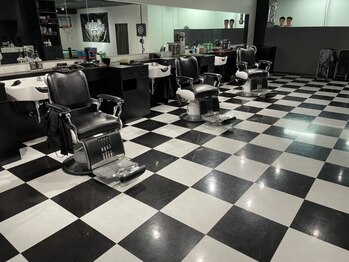 プラッキー(BLACKY)の写真/メンズの為のこだわりサロン！男の身だしなみはBARBER SHOP BLACKYにお任せ☆開放感のある広々した店内◎