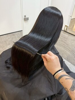 アルトラ(ALTLA)の写真/―縮毛矯正で憧れの艶髪へ―。柔らかく自然な仕上がりの縮毛矯正で、思わず触れたくなるような仕上がりに♪