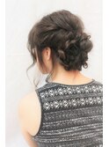 もこもこ無造作感のあるシニヨン低めのヘアアレンジ