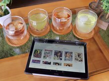 豊富なドリンクとタブレットで雑誌を読めるので待ち時間も快適♪