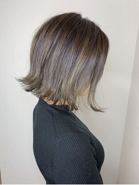 モルニ(MORNI) グレージュ_マロンベージュ Aラインボブ かきあげ