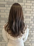 【抜け感ゆる巻き】ツヤと束感で大人可愛い万能スタイル