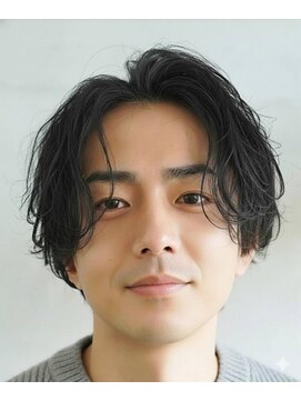 刈り上げセンターパートにサーフカールで動きを出したリバースUP