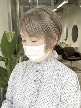 hair salon Heir【4月19日NEW OPEN(予定)】 透明感のある白髪ぼかしハイライトショート