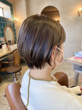 エイミーバイアフロート(amie by afloat) ◇ すっきり襟足の重軽ショート×アッシュブラウン