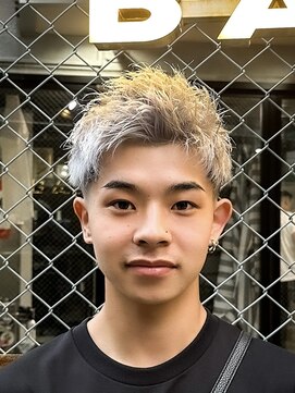 フジヤマ バーバー ショップ(FUJIYAMA BARBER SHOP) ホワイトシルバー/ツーブロックショート/ホワイトブロンド