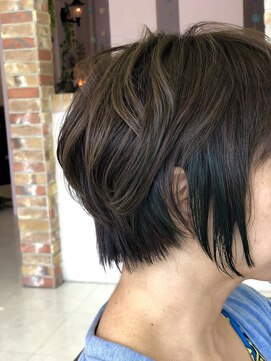 ドゥ スタイル 三国ヶ丘店(Duex Style) アシメショート× チラ見せインナーカラー　☆ブルーアッシュ