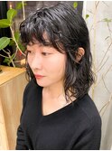 黒髪パーマロブ前髪ありパーマスタイルウェットエアリーグレー