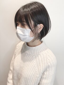 ステア ケース(stair case) 黒髪インナーカラーベージュ耳かけ丸みショートボブ