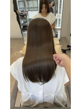 エラ(Ella) 透明感あふれるヘーゼルベージュ髪質改善カラー