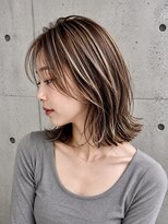 アル あびこ(aru.) 大人女性の白髪ぼかしハイライト外ハネボブ