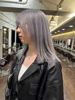 ヘアーアンドメイク ビス(HAIR&MAKE bis)&nbsp;肌が白く前はペールブルーカラー♪【唐木彩華】