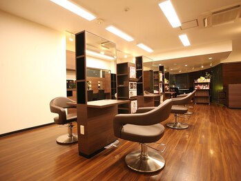 ユニゾン(UNISON)の写真/落ち着いた空間で、髪も心もリラックス♪髪の悩みを解決しつつ、大人女性の魅力を最大限に引き出します!