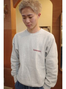 エディ(Edy) スパイキーショート刈り上げ抜きっぱなしブロンド眉毛カット