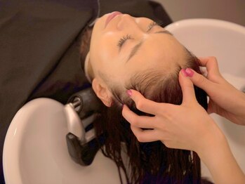 ヘアークリエイト アクロ(Hair Create Acro)の写真/鍛錬と経験で作り上げたヘッドスパはまさに極上のひととき♪頭皮の汚れを取り除き、美しい髪へと導きます。
