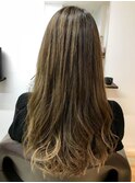 巻き髪ハイライトロングヘアー