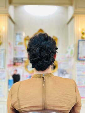 美容室 ティンカーベル シニヨンヘア