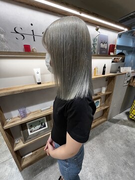シア(sia) ホワイトシルバー