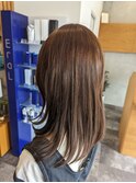 オリーブカラー×まとまるセミロングヘア