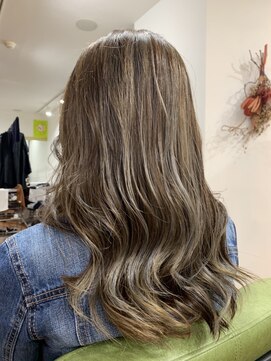 ミリ 国分寺(Mili) アッシュグレージュカラー&波巻きスタイル